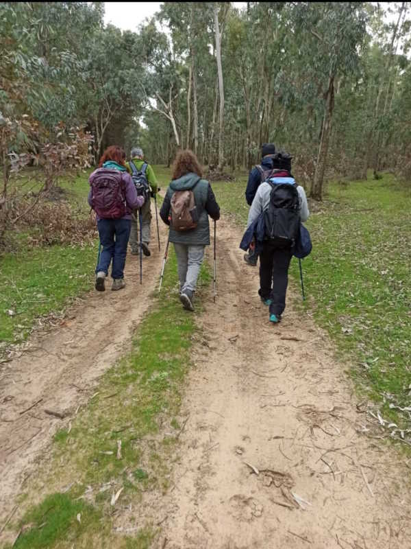 Escursionisti lungo un sentiero del monte Ganzaria
