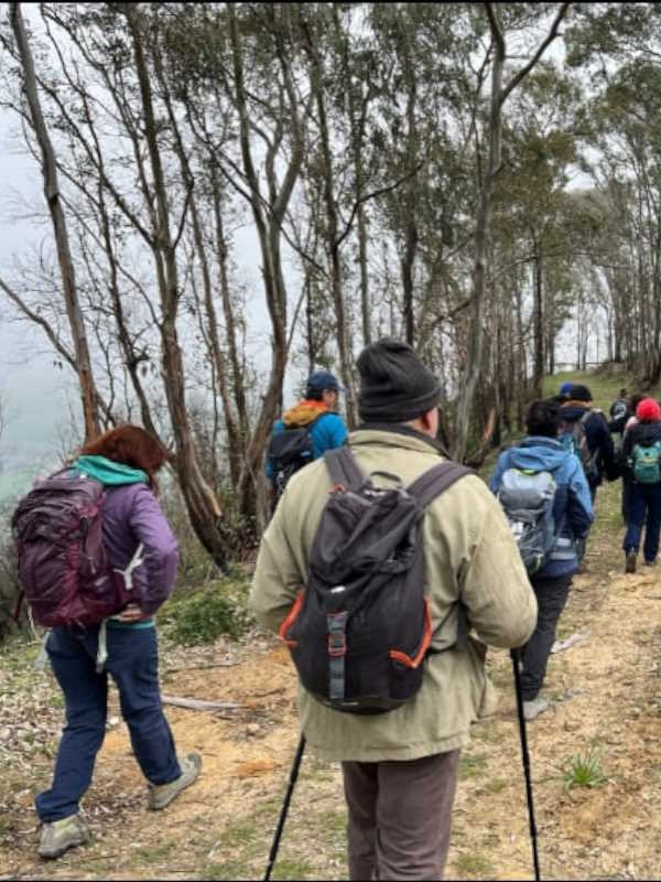 Gruppo di escursionisti per i sentieri del Monte Ganzaria