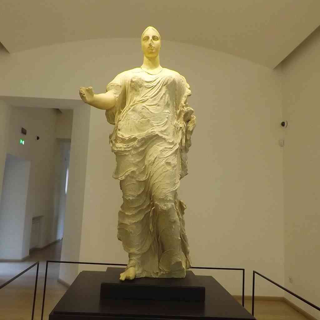 Statua antica rappresentante una dea